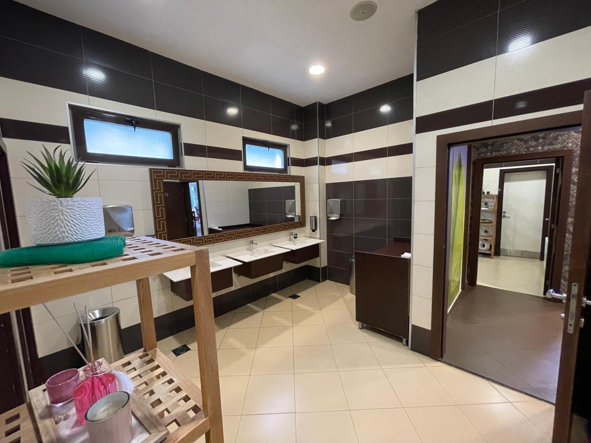 Amazona Hotel Prishtine Bagian luar foto