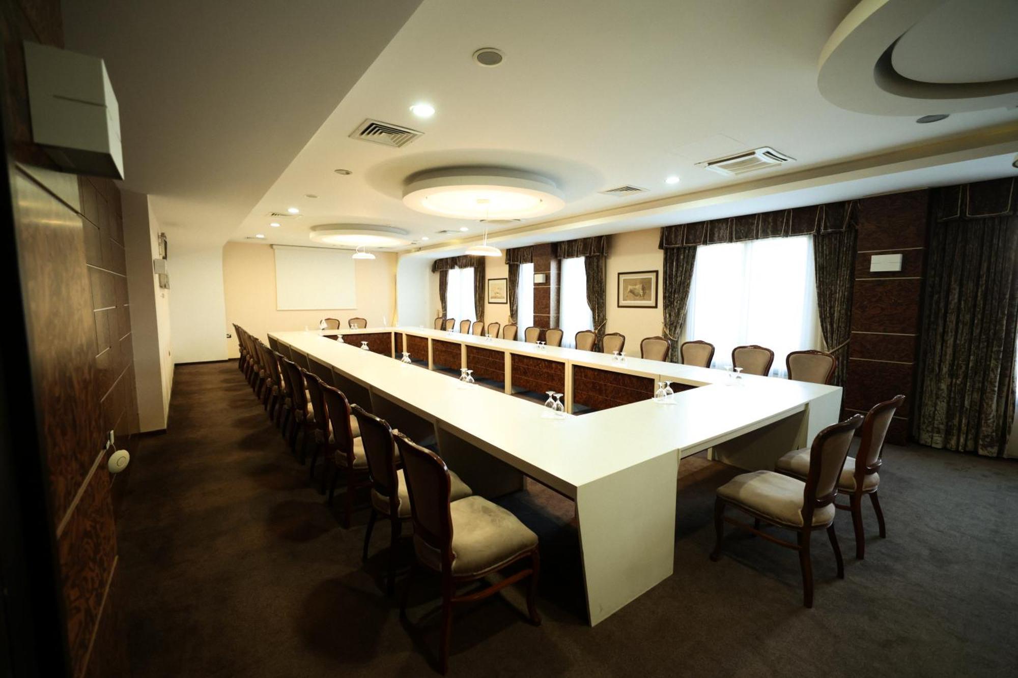 Amazona Hotel Prishtine Bagian luar foto