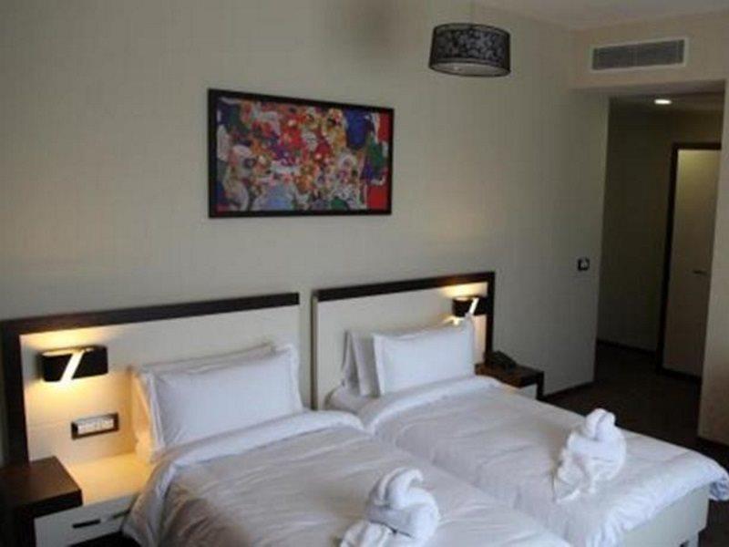 Amazona Hotel Prishtine Bagian luar foto
