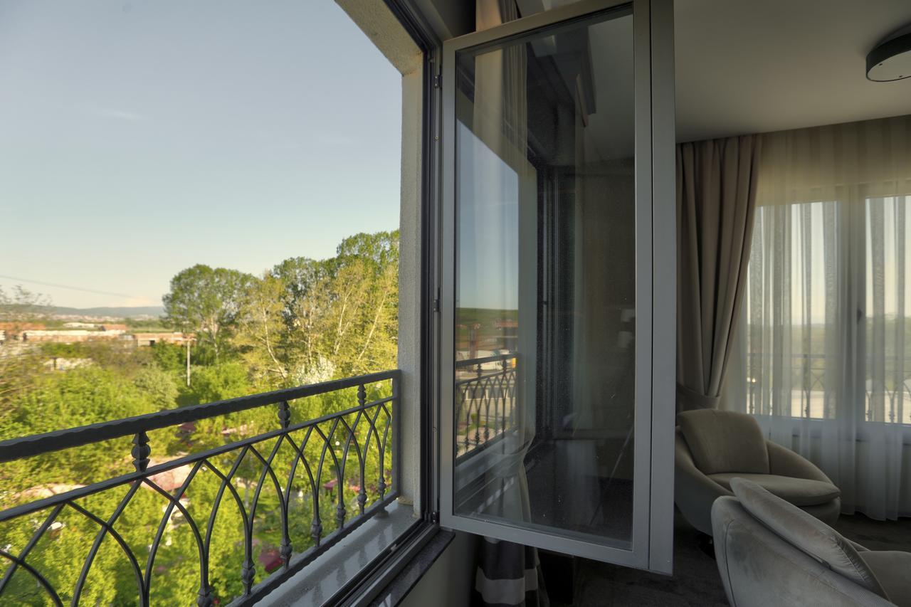 Amazona Hotel Prishtine Bagian luar foto