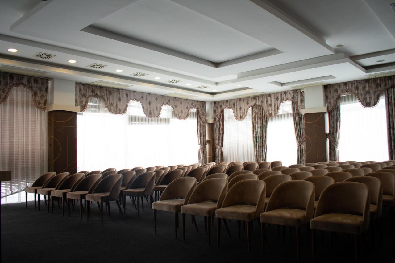 Amazona Hotel Prishtine Bagian luar foto